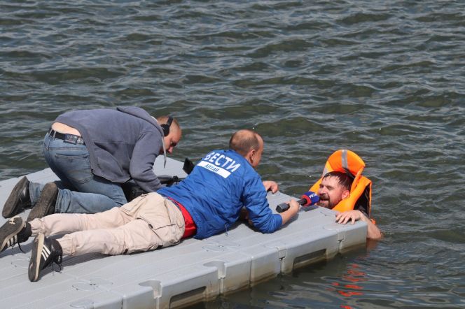 На фото: наш коллега из "Вести-Алтай" Алексей Любар готов пройти огонь, воду и медные трубы ради интересного репортажа. Фото: Александр Чёрный