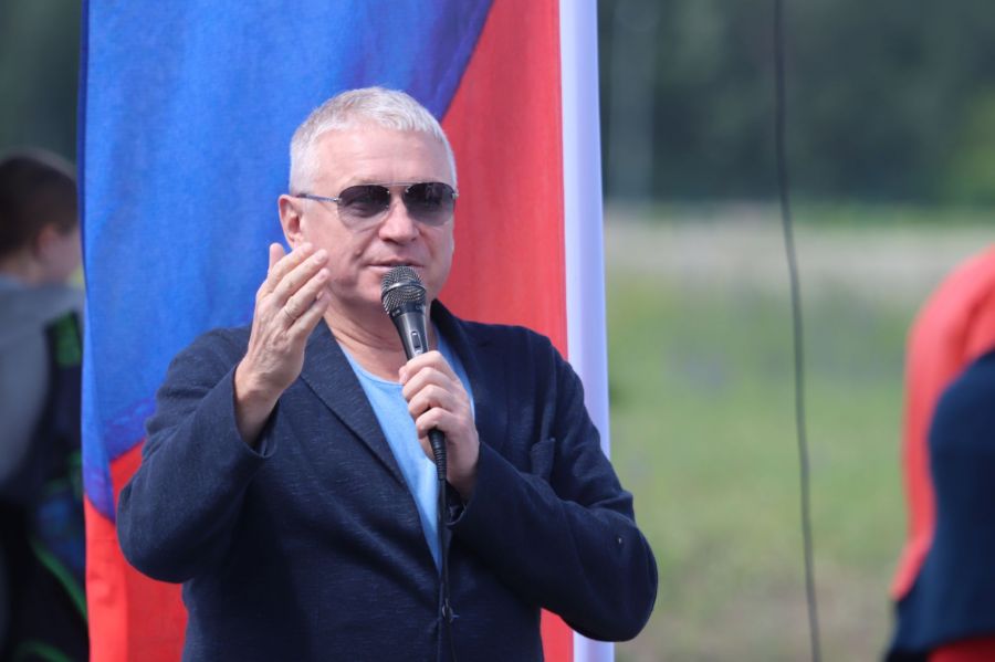 Участников спортивного праздника приветствовал руководитель краевой федерации гребли Юрий Шамков. Фото: "Алтайский спорт"