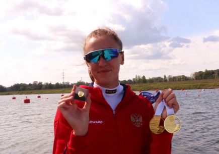 София Штиль с двумя золотыми медалями и значком победителя чемпионата России. София - первая из воспитанников СШОР имени Костенко, кто стал чемпионом страны. 