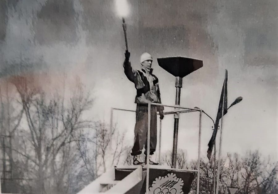 Огонь олимпиады зажигает Дмитрий Панченко. Фото: Краевой музей спорта