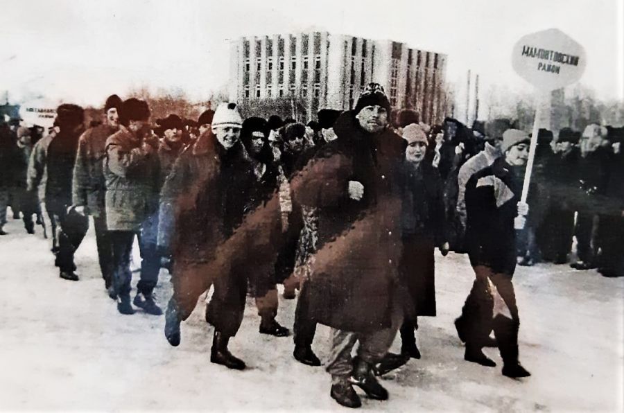 На олимпийском марше команда Мамонтовского района. Фото: Краевой музей спорта