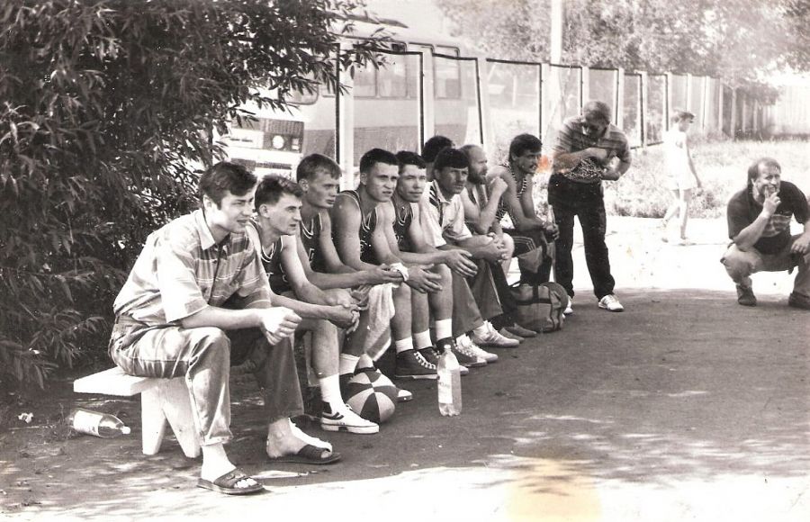 XVII олимпиада сельских спортсменов Алтая. Баскетбольная команда Благовещенского района. Второй справа сидит (с бородой) ныне председатель спорткомитета района Петр Ремпель, третий - Андрей Гинц, ныне глава района, а в 1995 году тренер баскетболистов