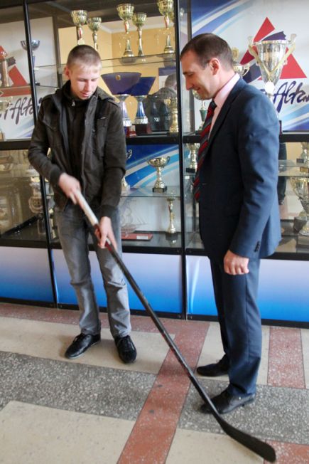 В крайспортуправлении вручили хоккейную клюшку жителю села Берёзовка Чарышского района Дмитрию Афанасьеву, обратившемуся с просьбой о таком подарке в интернет-приёмную губернатора Алтайского края.