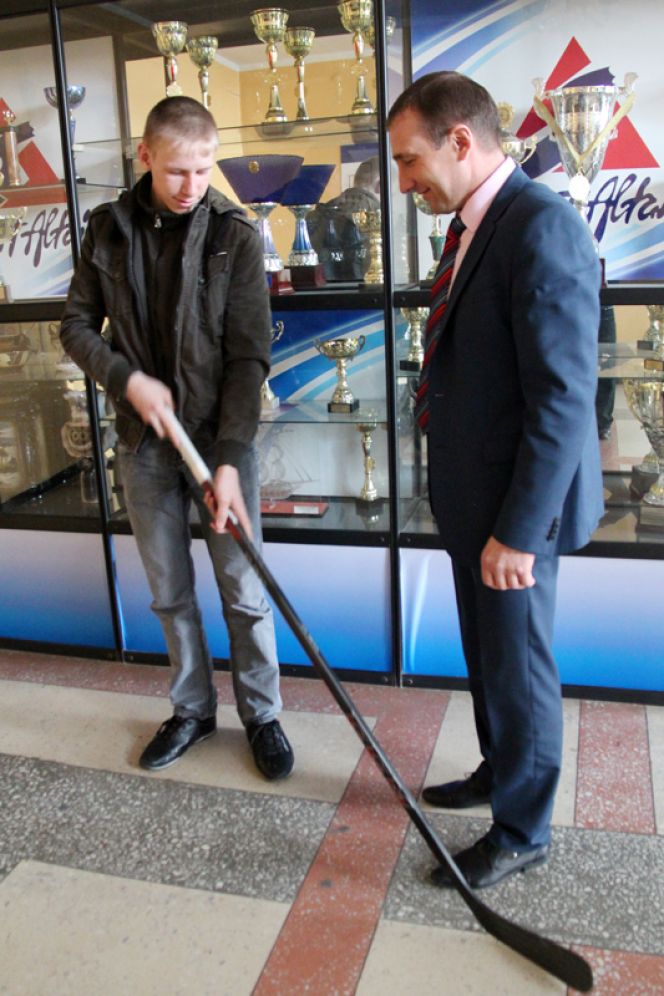 В крайспортуправлении вручили хоккейную клюшку жителю села Берёзовка Чарышского района Дмитрию Афанасьеву, обратившемуся с просьбой о таком подарке в интернет-приёмную губернатора Алтайского края.