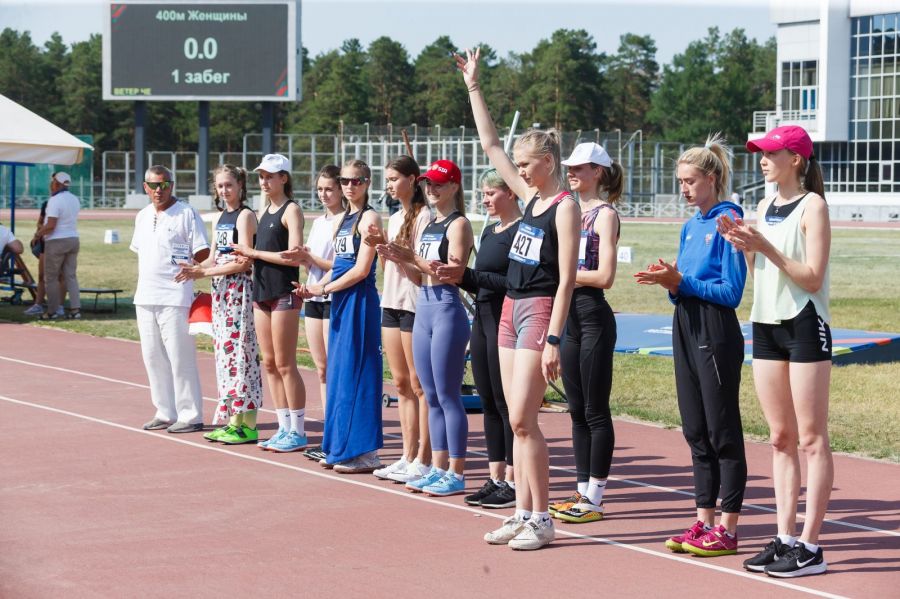 Представление участников соревнований по прыжкам в высоту. Екатерина Уткина в синей куртке. Фото: Игорь Ляпустин/ Федерация лёгкой атлетики Челябинской области