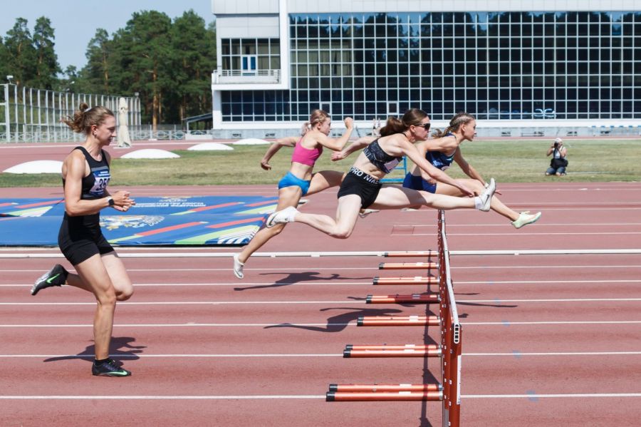 Виктория Погребняк (в очках) в предварительном забеге.  Фото: Игорь Ляпустин/ Федерация лёгкой атлетики Челябинской области