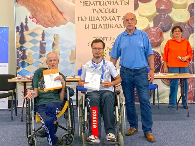 Игорь Коломытченко (слева)