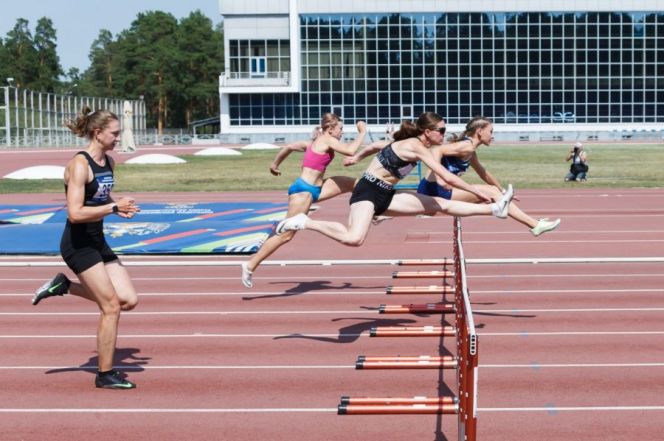 На беговой дорожке Виктория Погребняк. Фото: Игорь Ляпустин/ Федерация лёгкой атлетики Челябинской области