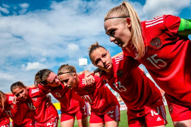 Анна Беломытцева (справа) вывела команду на игру с Ираном с капитанской повязкой. Фото: РФС