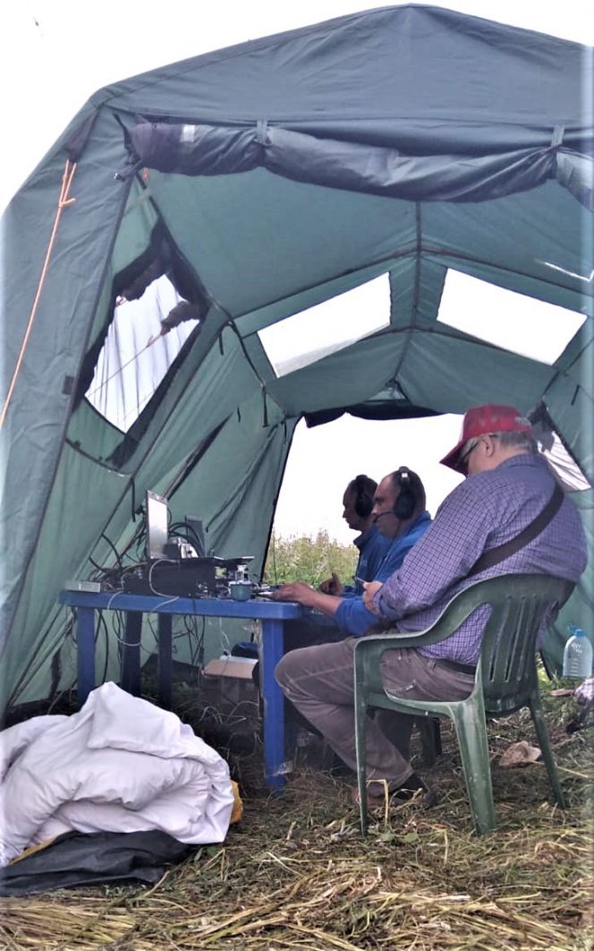 Соревнования по радиосвязи в полевых условиях. За работой каждой радиостанции наблюдает спортивный судья 