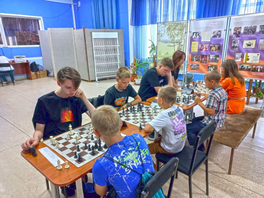 Уже празднуем! В Ребрихе прошёл командный рапид в честь Международного дня шахмат 