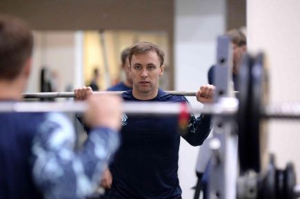 В тренажерном зале Виктор Муштаков. Фото: Конькобежный центр "Коломна" 