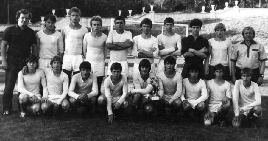 Александр Городов (крайний слева) и Александр Захряпин (крайний справа) с командой Алтайского края - чемпионы Минпроса 1985 (Панченко сидит второй справа)