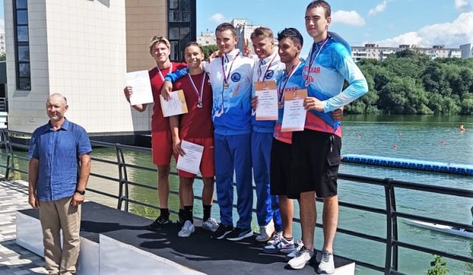 Александр Ланг и Сергей Сивков (третий и четвертый слева) выиграли байдарку-двойку на дистанции 5000 метров