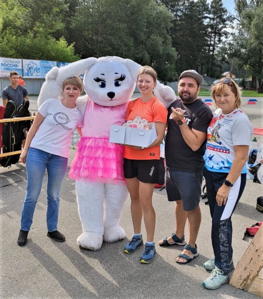 Именинница принимает поздравления. Фото: Федерация биатлона Алтайского края