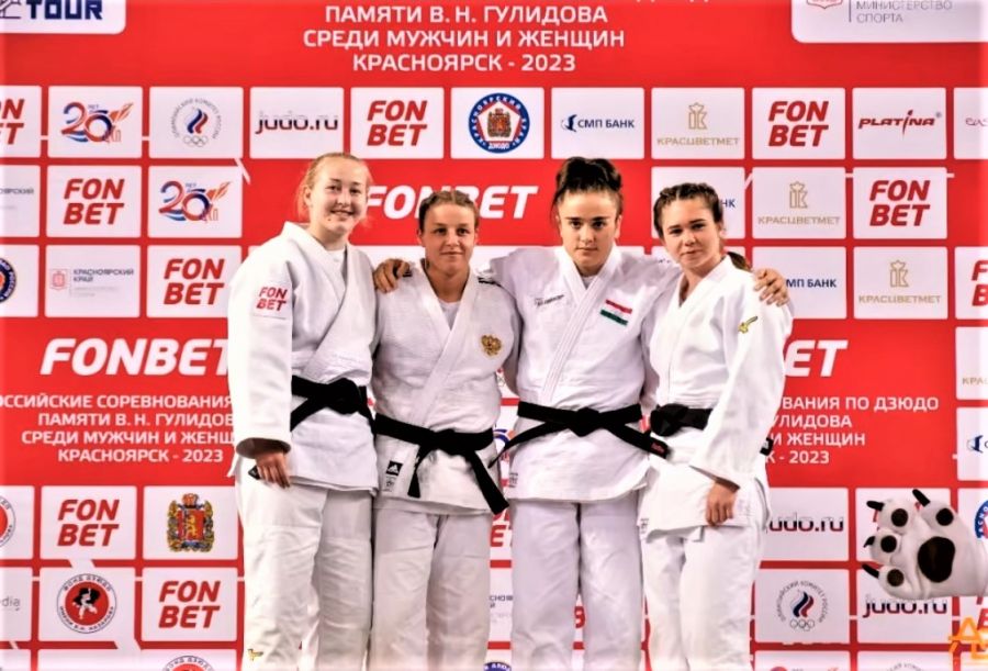 Призовой пьедестал весовой категории до 63 кг. Крайняя справа Жанна Притула