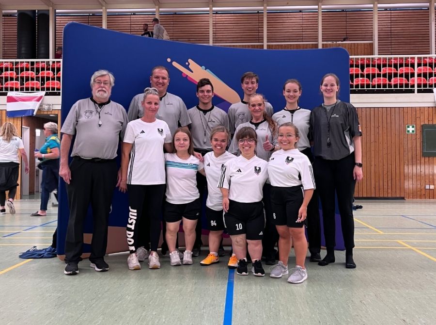 Маленьких судят большие. Спортсмены и судьи соревнований. 