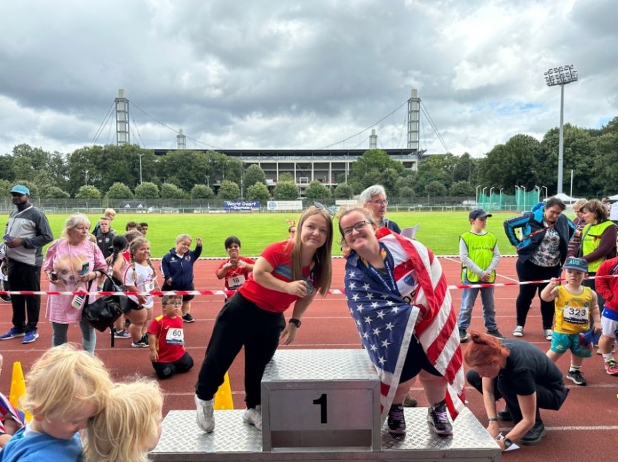 Ульяна Подпальная (слева) на пьедестале с американской спортсменкой.  Фото представлено ФОК "Инва Патриот" 