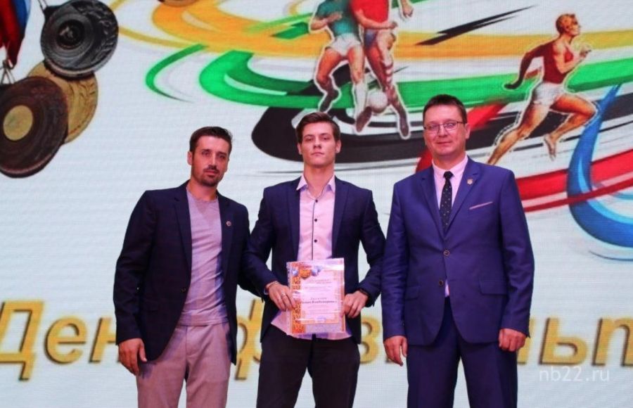 Начальник УКСМП Андрей Кудинов (справа), титулованный гимнаст Роман Зинченко, начальник отдела спорта Николай Карабидович. Фото Юрия Верещагина.