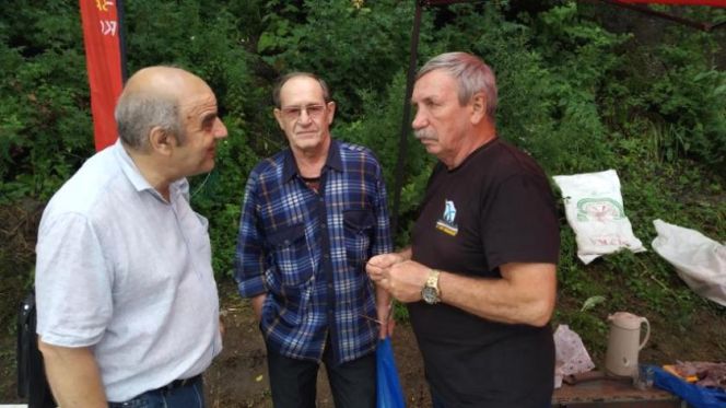 Валерий Шишкин (справа) в диалоге с коллегами 