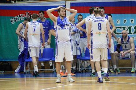 «АлтайБаскет» на своей площадке проиграл «Строителю» 70:72, счёт в серии сравнялся (фото).