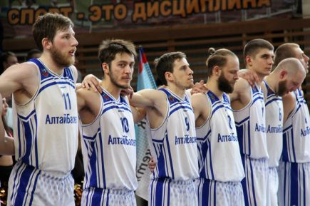 «АлтайБаскет» на своей площадке проиграл «Строителю» 70:72, счёт в серии сравнялся (фото).