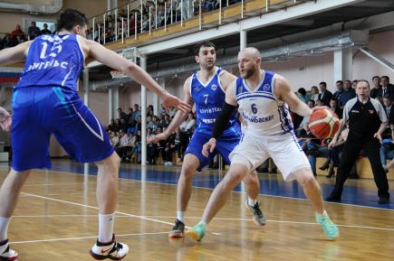 «АлтайБаскет» на своей площадке проиграл «Строителю» 70:72, счёт в серии сравнялся (фото).