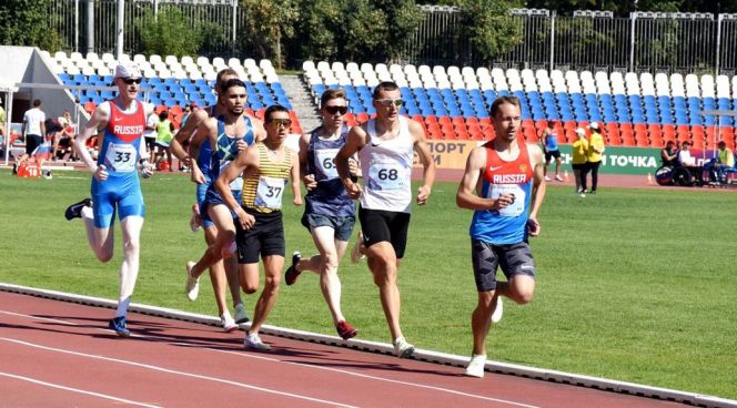 Бег ведёт Александр Костин. Фото: Министерство спорта Чувашской республики