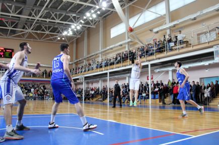 «АлтайБаскет» на своей площадке проиграл «Строителю» 70:72, счёт в серии сравнялся (фото).