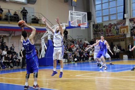 «АлтайБаскет» на своей площадке проиграл «Строителю» 70:72, счёт в серии сравнялся (фото).