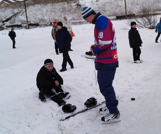 Хоккеисты молодёжной команды «Алтай» вместе с директором Вячеславом Бугорским и главным тренером Евгением Черновым навестили воспитанников детского дома в Кытманово.