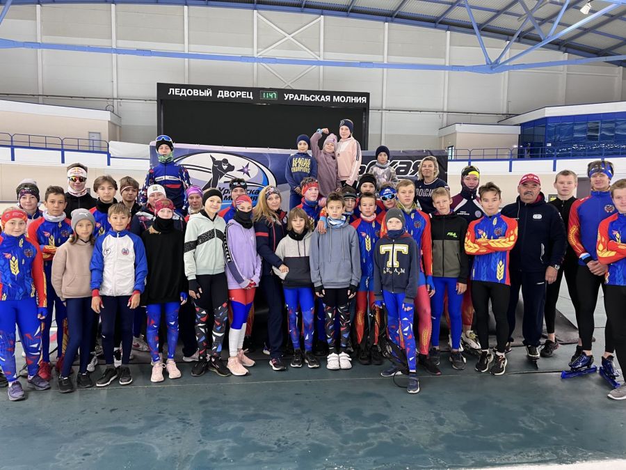 Дюжина медалей с первого льда. Спортсмены СШОР «Клевченя» успешно выступили на открытии сезона в Челябинске