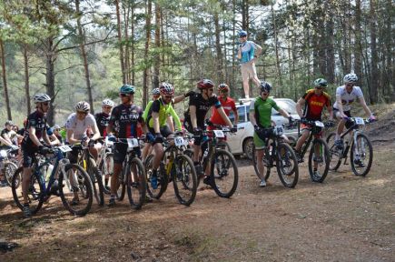 Новый велосезон открылся в Алтайском крае гонкой по Барнаульскому ленточному бору (фото).