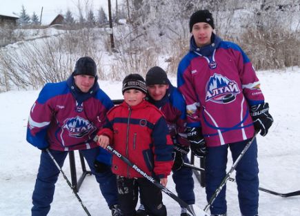 Хоккеисты молодёжной команды «Алтай» вместе с директором Вячеславом Бугорским и главным тренером Евгением Черновым навестили воспитанников детского дома в Кытманово.