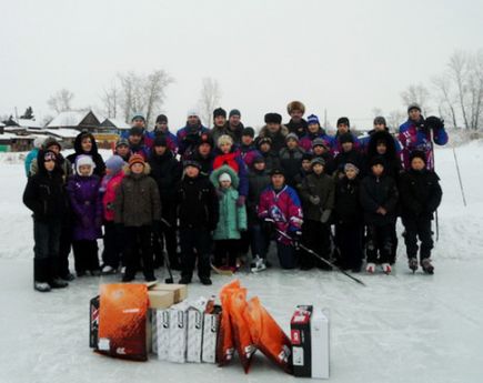 Хоккеисты молодёжной команды «Алтай» вместе с директором Вячеславом Бугорским и главным тренером Евгением Черновым навестили воспитанников детского дома в Кытманово.