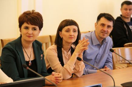 Заместитель губернатора Даниил Бессарабов вручил награды лауреатам краевого конкурса спортивной журналистики (фото).