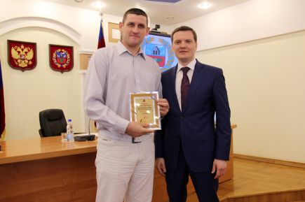 Заместитель губернатора Даниил Бессарабов вручил награды лауреатам краевого конкурса спортивной журналистики (фото).