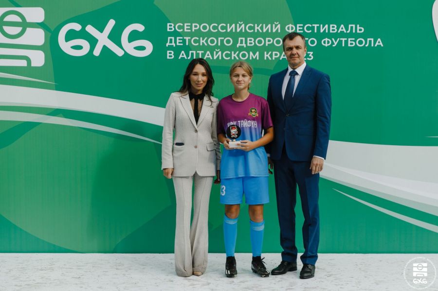 В церемонии награждения призеров  и лучших игроков фестиваля приняли участие министр спорта региона Максим Рябцев и председатель регионального отделения Всероссийской федерации школьного спорта Анна Серова. Фото предоставлено организаторами фестиваля