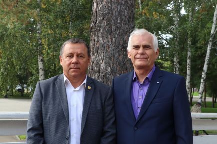 Главный тренер "Алтая-Динамо" Сергей Квасов (слева) и играющий тренер-администатор Леонид Кинякин. Фото: Виталий Дворянкин/"Алтайский спорт"