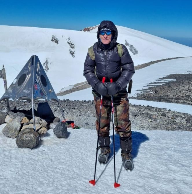 Упрямец с «Востока». 77-летний Николай Сазонов из известного барнаульского бегового клуба поднялся на Эльбрус