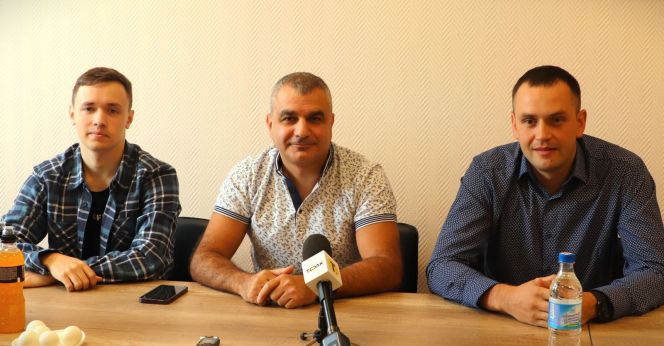 Участниками пресс-конференции стали (слева направо) играющий тренер «Алтай-Junior» Дмитрий Осипов, главный тренер КНТ «Алтай» Степан Багиян и директор СШ по настольному теннису «Алтай» Алексей Дворников