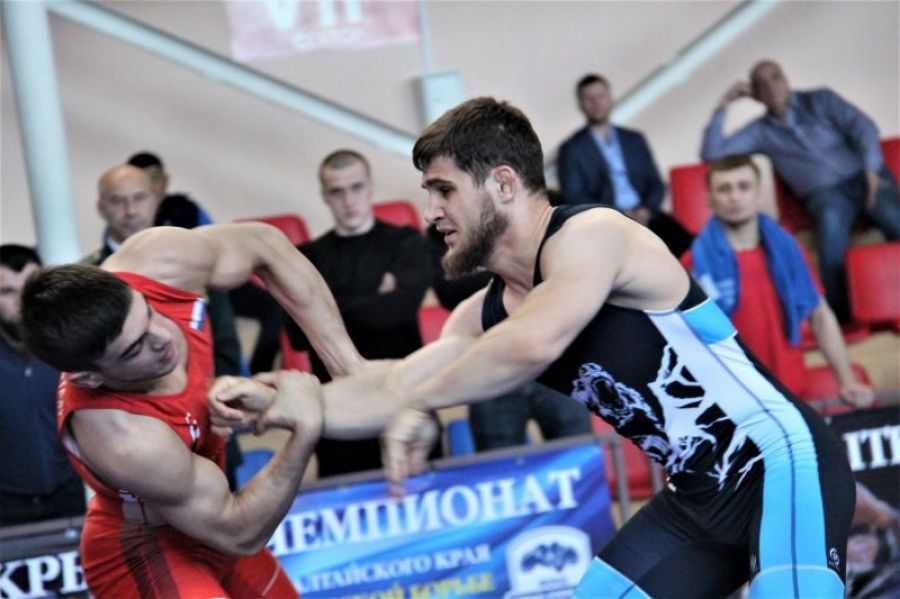 На борцовском ковре Валерий Желдашев (справа), бронзовый призёр Мемориала Александра Аксёнова в Новосибирске. Фото из архива "АС" 