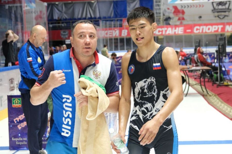 Серебряный призёр Мемориала Александра Аксёнова в Новосибирске Сунер Конунов с тренером Евгением Вольных. Фото из архива "АС"