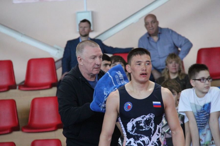 Победитель Мемориала Александра Аксёнова в Новосибирске Юрий Тапаа с тренером Владимиром Кутчером. Фото из архива "АС"  