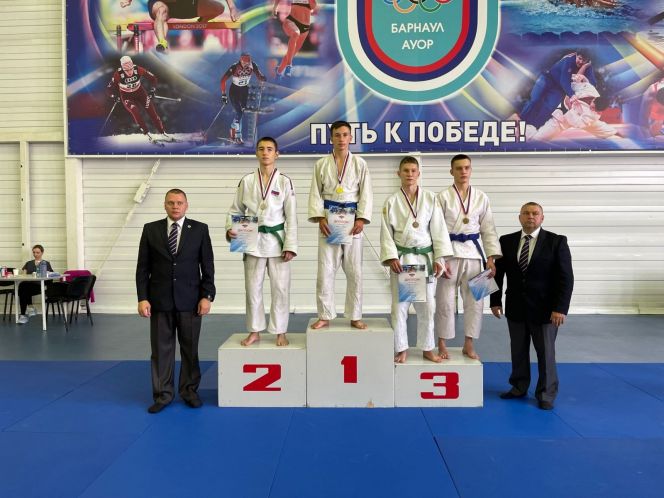 В Барнауле прошло первенство края среди юношей и девушек до 18 лет и юниоров и юниорок до 21 года