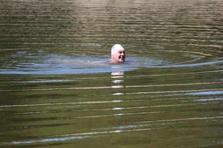 В Барнауле стартовал двухсуточный эстафетный заплыв в холодной воде «Доплыть до Победы» (фото).