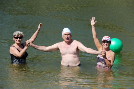 В Барнауле стартовал двухсуточный эстафетный заплыв в холодной воде «Доплыть до Победы» (фото).