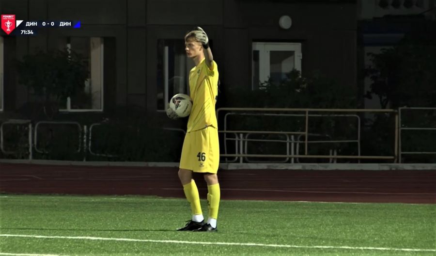 С мячом молодой вратарь "Динамо" Егор Мирошниченко