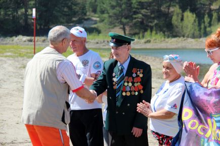 В Барнауле стартовал двухсуточный эстафетный заплыв в холодной воде «Доплыть до Победы» (фото).