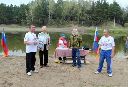 В Барнауле участники двухсуточного заплыва в холодной воде «Доплыть до Победы» преодолели более 150 км (фото).